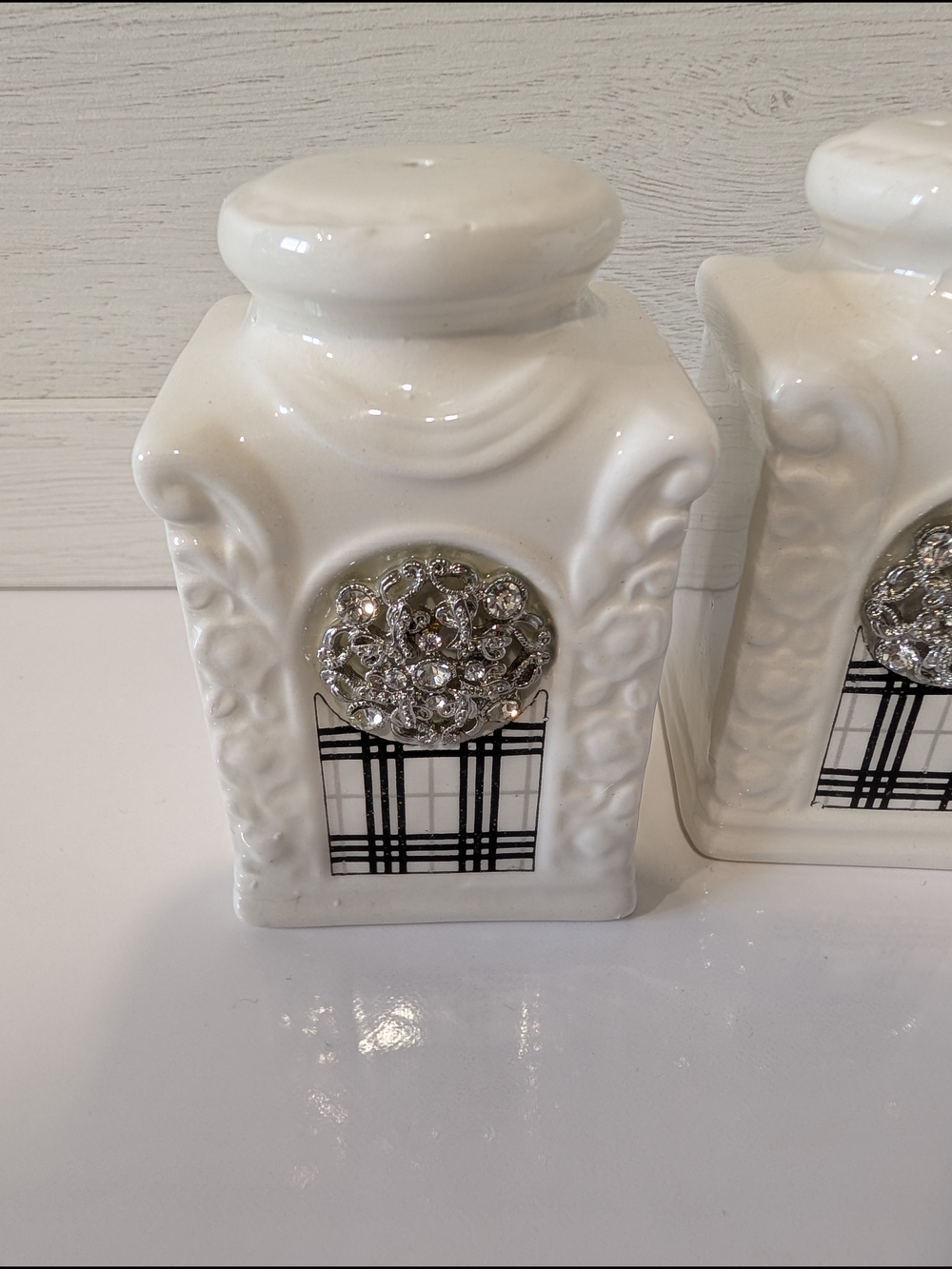 NIVISI Classic Elegance Ceramic Salt and Pepper Shakers Set Crystal Medallion - Picture 11 of 12